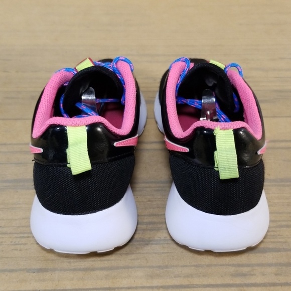 ***SOLD***Nike Kids Roshe One Sneakers - Picture 6 of 8
